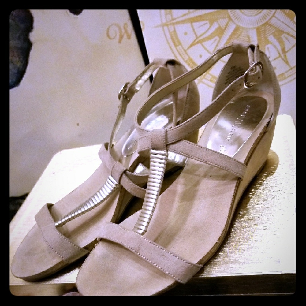 AK low heel sandals